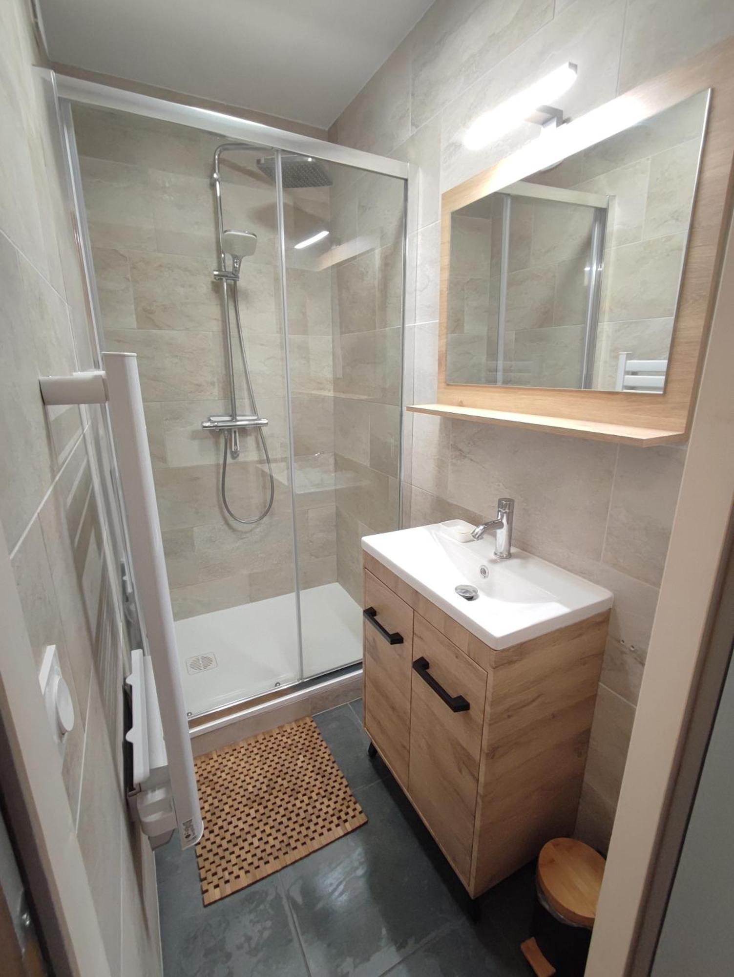 T2 Spacieux Et Lumineux Avec 2 Terrasses Sud Et Est, Proche Centre Village Apartment *